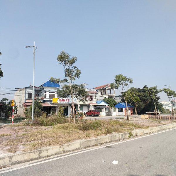 Hàng độc! Đối diện cổng chợ chính đầu mối Đông Tảo mới cần bán 100m2, vỉa hè rộng 16m kinh doanh